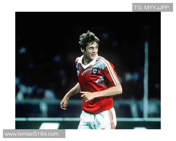 昔日足球巨星的辉煌岁月与传奇故事回顾