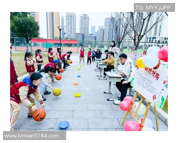 足球场上的音符与激情会乐器的足球明星展现多才多艺的魅力