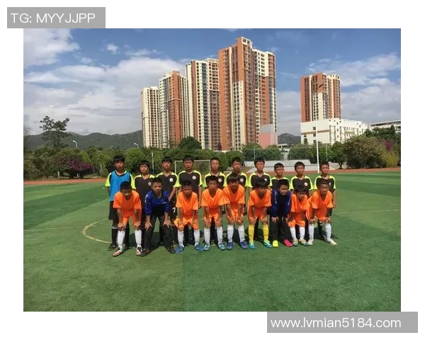 足球明星们的亲密瞬间合照分享展现友谊与竞技精神的完美结合 足球明星们的亲密瞬间合照分享展现友谊与竞技精神的完美结合