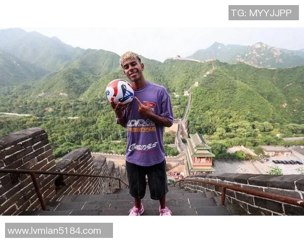 身高19米的足球明星如何在绿茵场上创造传奇与辉煌