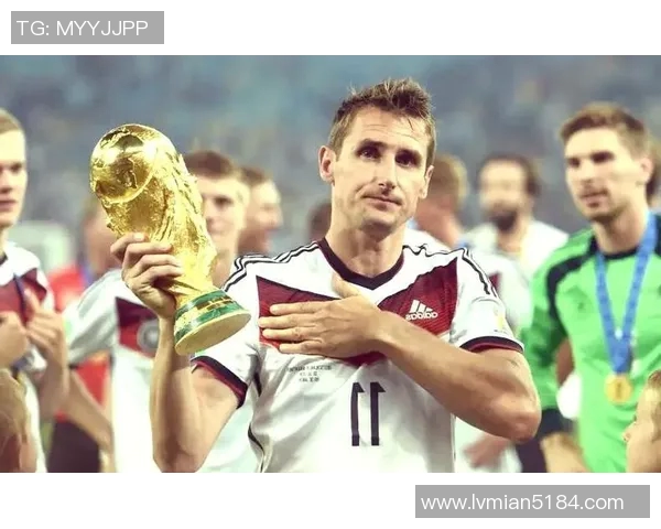 意大利足球明星以头顶技艺震撼赛场展现非凡球技与风采